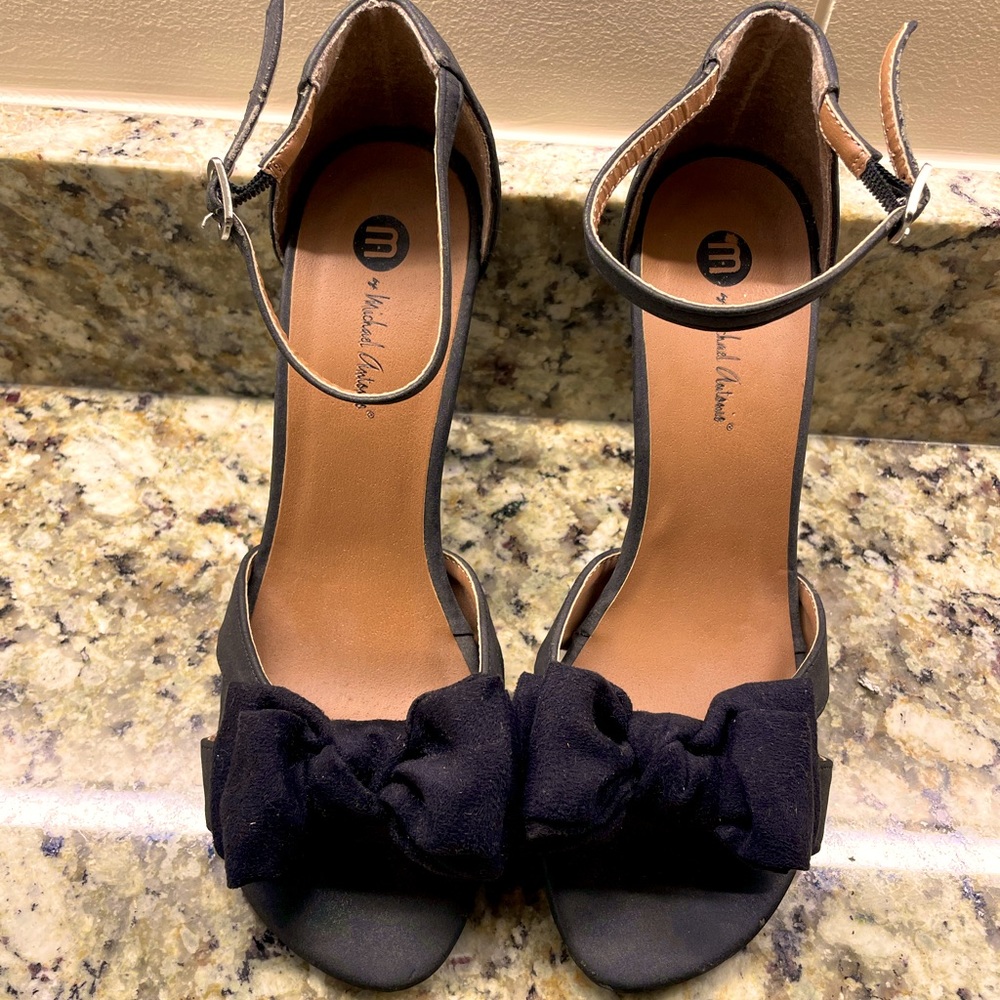 Michael Antonio black velvety bow heels
